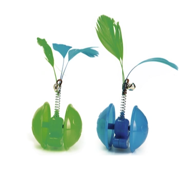 Beeztees Игрушка для кошек дразнилка шарик с перьями пластиковый